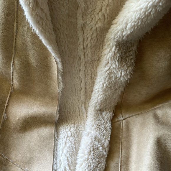 Size Medium Fur Vest! SUPER warm. Great condition like new - Picture 3 of 3